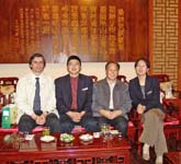 由右至左：郭丹英女士，余永明先生，中國茶業博物館館長王建榮先生，Lasars博士