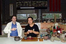 Der Keramikkünstler Deng Ding-shou  (rechts) und Dr. Lasars