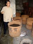 Herr Wang Lian-Yuan erläutert das Backen mit Holzkohle , Taipeh, Taiwan