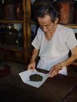 Herr Yan in Tainan verpackt Tee mit zwei Bogen Papier, 2005
